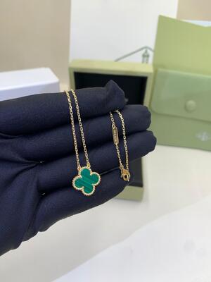 18K Yellow Gold Malachite Medium Necklace Lucky Girl VCA Vintage Alhambra Pendant