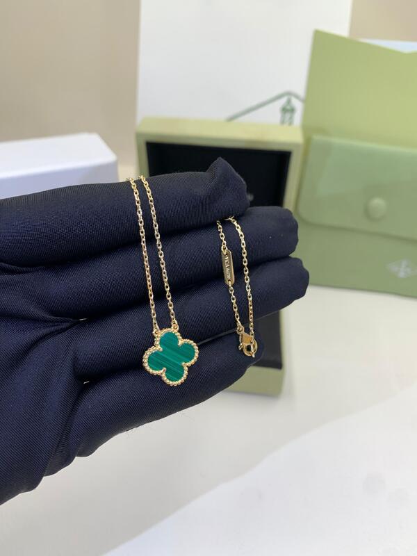 18K Yellow Gold Malachite Medium Necklace Lucky Girl VCA Vintage Alhambra Pendant