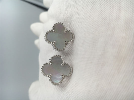 Calidad Pequeña joyería del oro de los pendientes 18K del perno prisionero de la flor con nacarado blanco fábrica