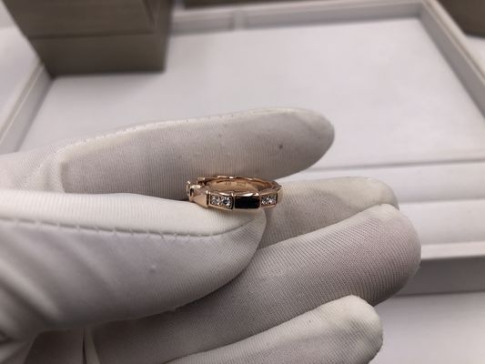 Joyería personalizada hecha a mano con corte de diamante y grabado personalizado para un diseño de lujo único